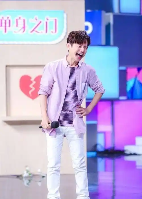 原创原创45岁何炅逆龄生长穿粉色毫无违和感青春洋溢像20岁阳光少年