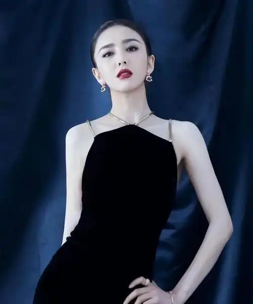 女明星衣橱必备黑裙礼服——鞠婧祎似油画美人,热巴气场强大|迪丽热巴