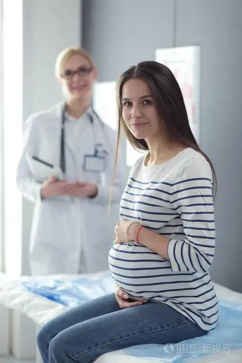 美丽的微笑孕妇在医院医生