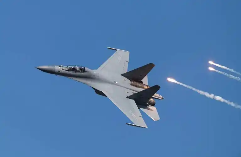 美刊:歼16在中国属于低成本战机