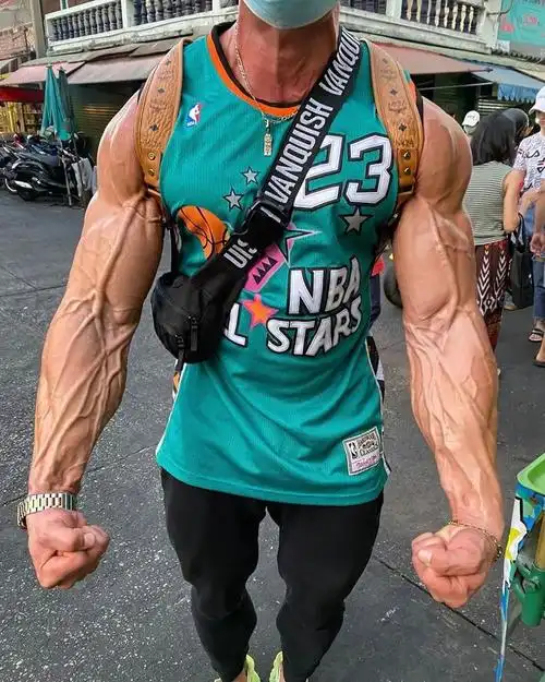 德国小哥上演"胸肌拉丝舞",靠一身"变异"肌肉火爆全球健身圈