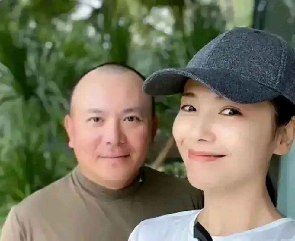 她打扮年轻似少女,老公头发稀疏像老头,祖孙三代合照引发热议  刘涛是