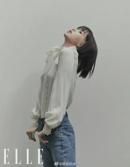 lisa 登上《elle china》十二月刊,短发美背干练飒气