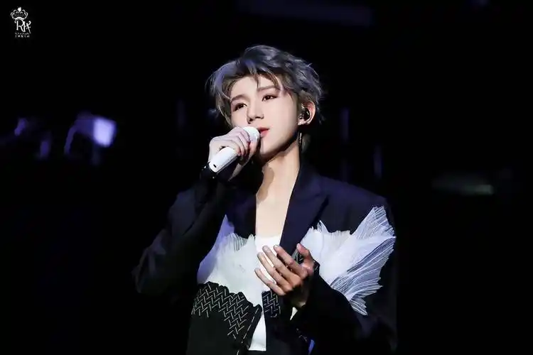 婚纱与青春:王源演唱会的一场风,曲终人散_女孩_方式_偶像