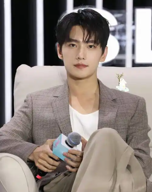 杨洋出席活动,好像瘦了不少,时不时提裤子,网友喊话系个腰带吧_娱乐