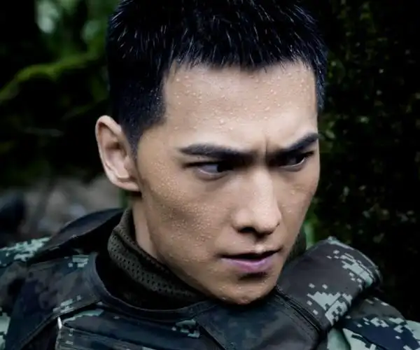 刚演完特种兵,杨洋又演消防员了,女主是王楚然,这个组合很养眼