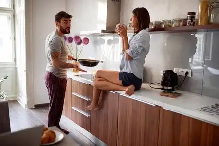 早上在厨房庆祝情人节的幸福夫妻.性感又恋爱照片