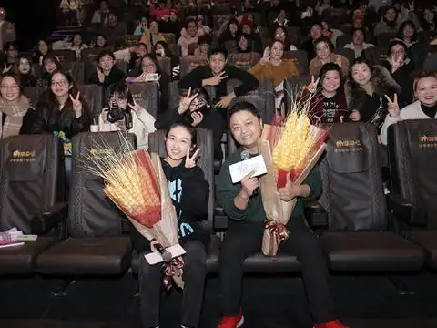 明星与粉丝合影,杨紫平易近人,看到关晓彤:难为了!