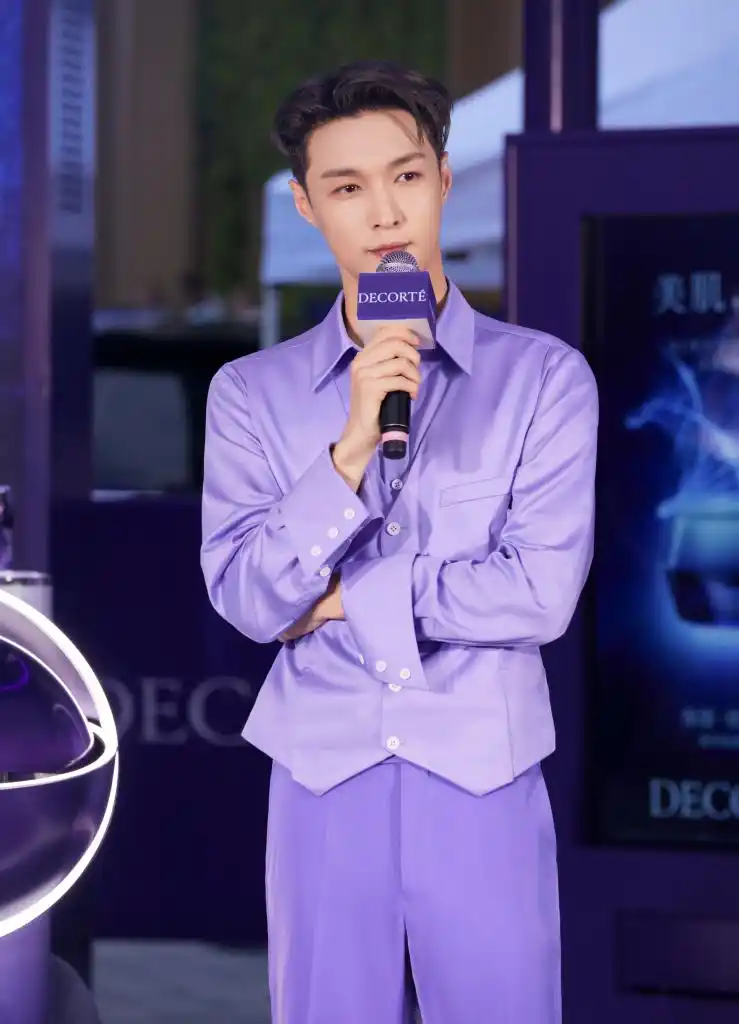 张艺兴发布紫色衬衫造型写真 儒雅帅气似贵公子