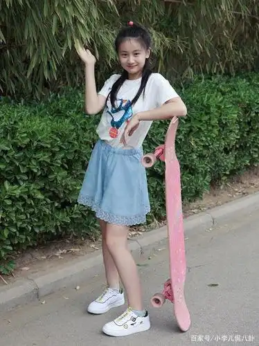 12岁的森碟玩滑板,看到她站在滑板上的全身照,不当童模可惜了