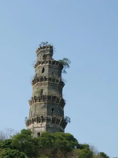 三元塔,也称急水塔,位于潮州市潮安区江东镇井尾乡鲤鱼山上,建设于