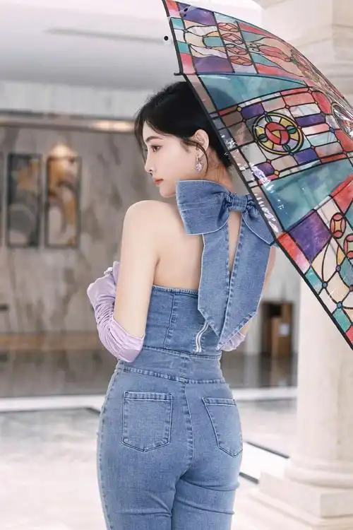 许佳琪今日造型,露背牛仔套装好美好显身材啊大长腿要不要这么亮眼呢