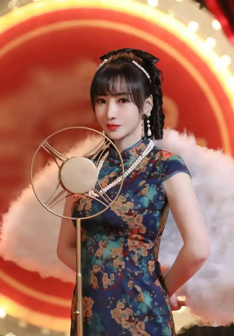 柳岩穿旗袍迷人复古造型凸显典雅气质