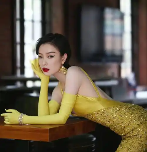 电影节上,倪妮身穿黑色连体衣搭配同色鱼尾裙.