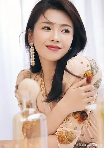 42岁刘涛穿衣变大胆,高开衩裙秀大白腿,高颧骨美女真有旺夫相