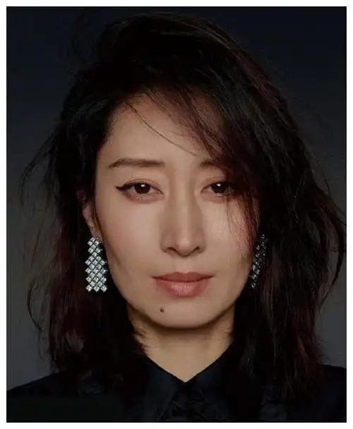 刘敏涛气场太强了杂志照造型很抢镜一看就是女老板