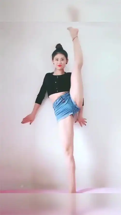 美女室内练习一字马这么难的动作没想到她做起来这么轻松