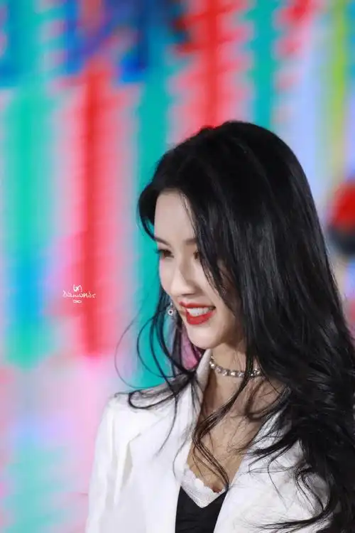 刘些宁侧脸也是永远滴神