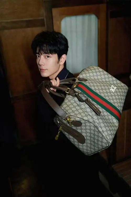 在率先释出的一组出发图集中肖战演绎了由古驰创意总监 sabato de