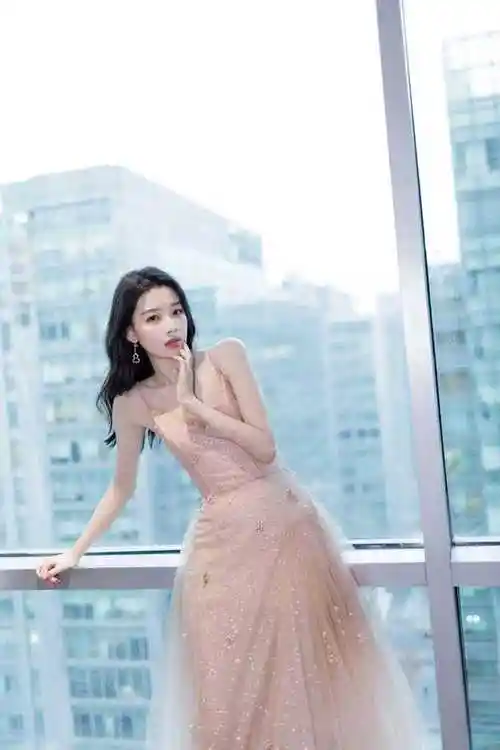 孙怡不是尤物身材但赢在170cm身高骨感的人穿吊带连衣裙真美