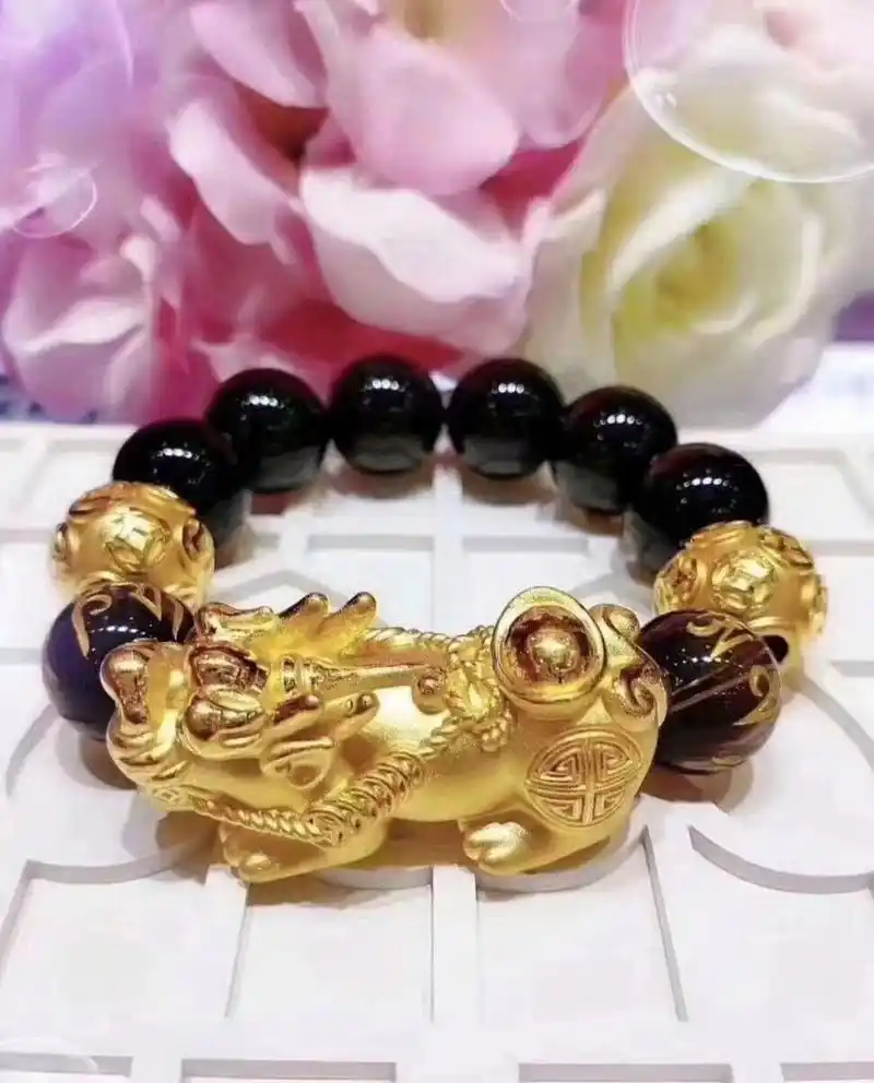 貔貅适合什么人戴 1 据传貔貅是龙的第九子,有嘴无屁股,因为,喜欢以财