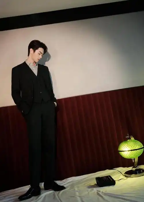 许凯最新写真大片9615 条纹衬衫77黑色西装,绅士soso好帅啊