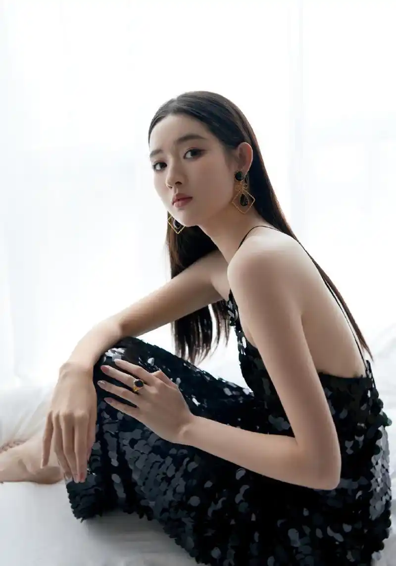 王玉雯身着黑色吊带礼服裙,不知道她的恋情现在如何了?
