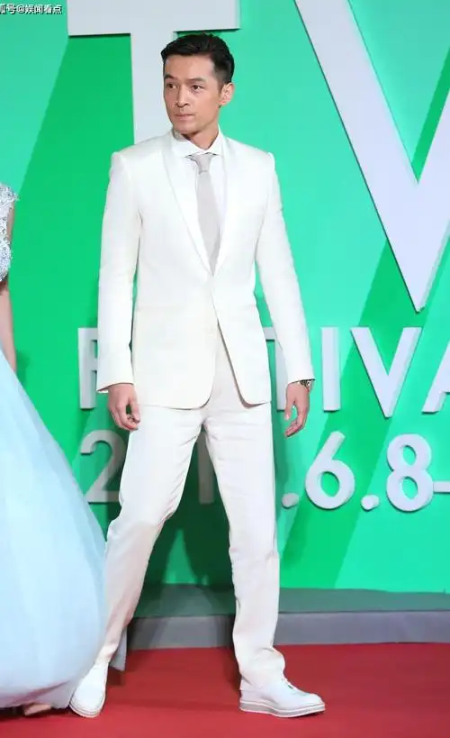 墨绿色的丝绒材质西装包裹住胡歌精瘦的身材,太有型了.