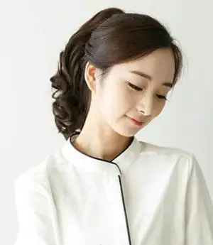 夏季中分马尾发型 清爽又俏皮