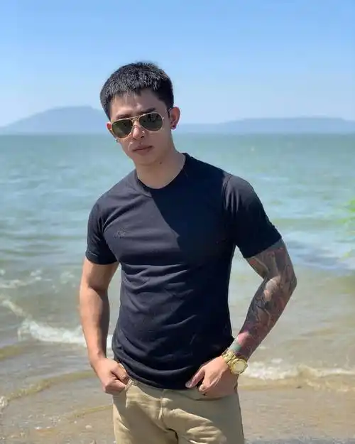 花臂纹身男真是有颜有肉有衣品肌肉更是他的华服男友力爆棚