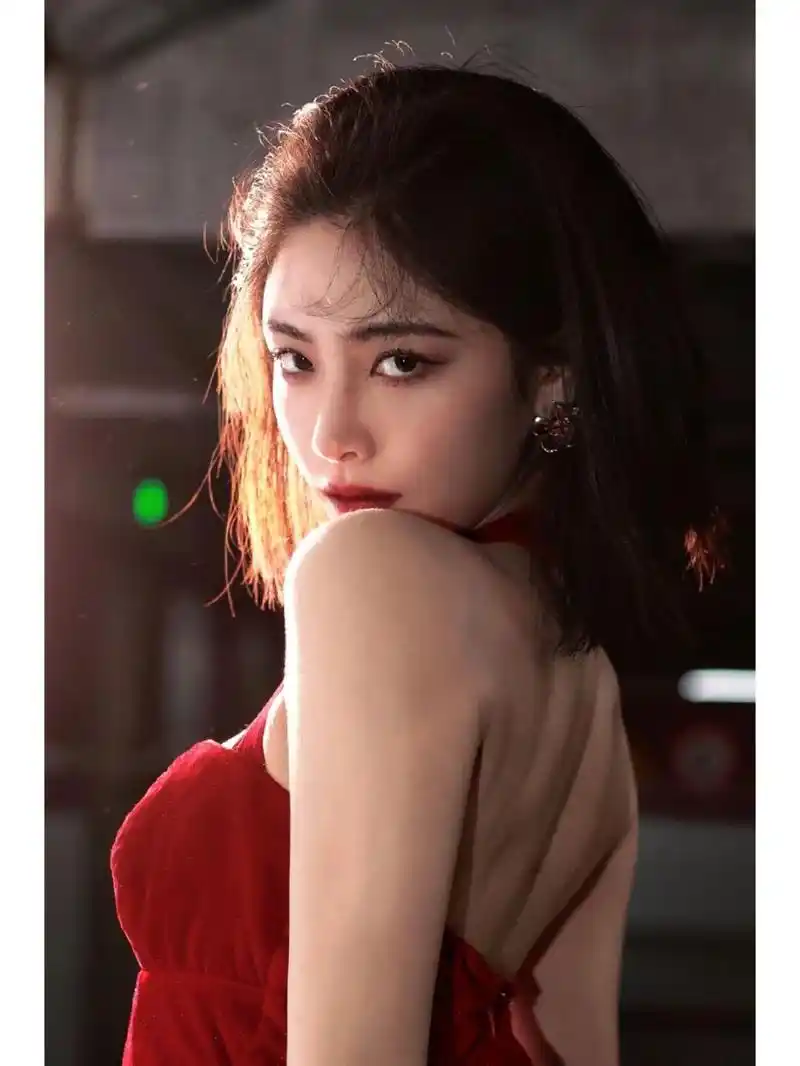 许佳琪红色高开叉裙 裙子:nana jacquelin复古丝绒长款挂脖礼服连衣裙