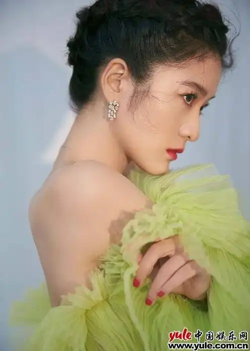 张雪迎青提绿公主裙出席盛典锁骨放树莓解锁照片新拍法