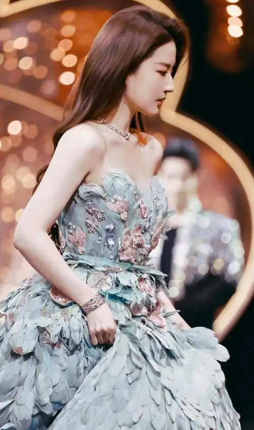 刘亦菲微博之夜真的好美,这次的造型也是很符合刘亦菲的气质啊.