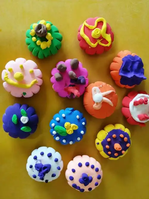 鸿杰小区幼儿园小班手工彩泥制作月饼