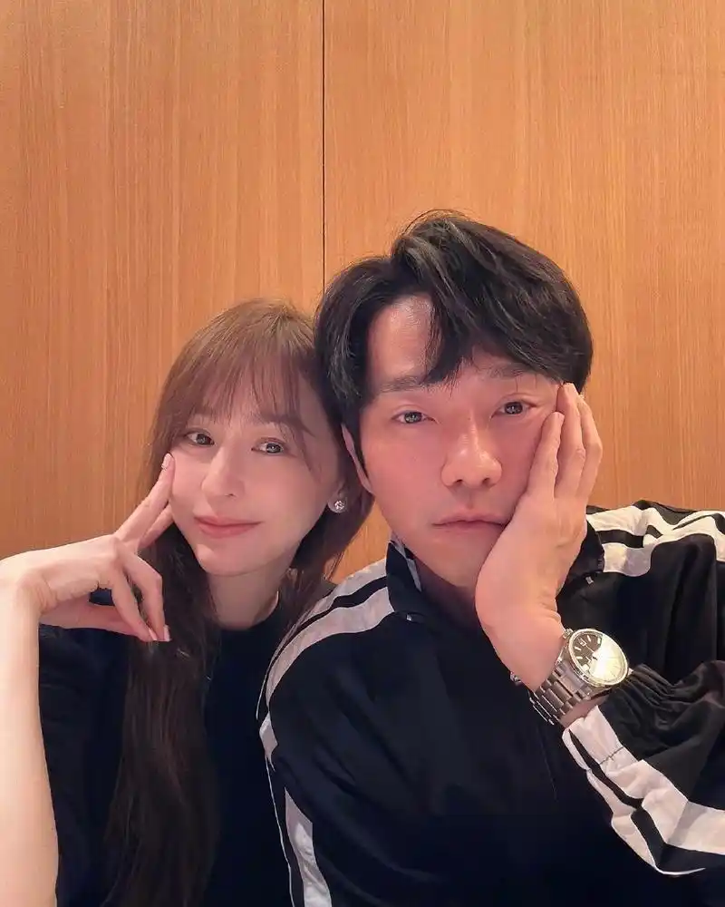 【#王心凌张栋梁合影#】王心凌分享了与张栋梁的合照,青春的记忆一下