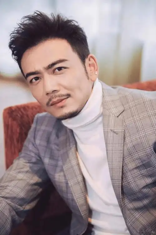 硬汉派男星段奕宏登时尚杂志47岁保养得当却被嘲油腻