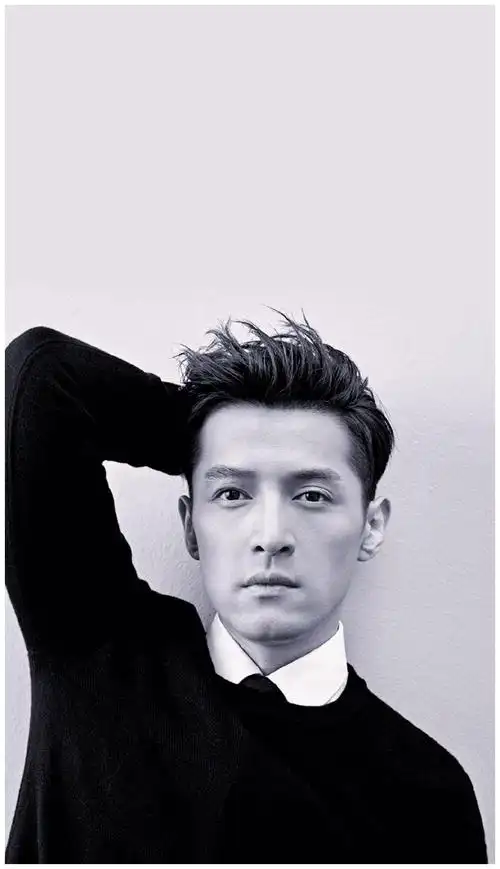 胡歌久违露面,梳背头,穿白衬衫,帅气有型,一直就受人喜欢