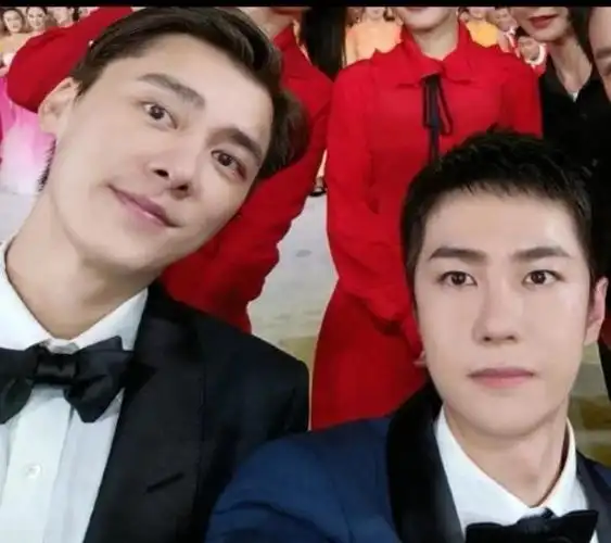 李易峰王一博罕见同框,西装革履帅到炸,像极了霸道总裁