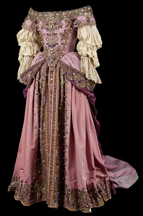 几件巴洛克风格的戏服