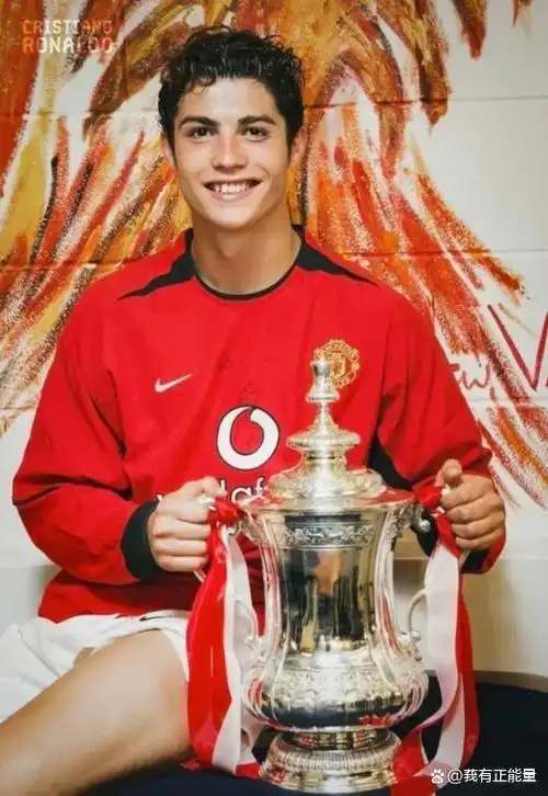 颜值巅峰期的c罗有多帅~意气风发,略带青涩,妥妥的校园足球初恋.