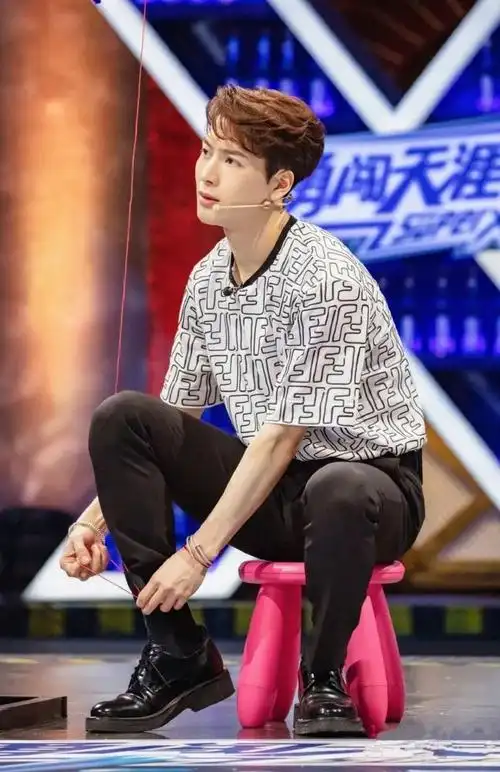 175cm王嘉尔很会穿,轻松切换不同风格,这三种组合精致时髦