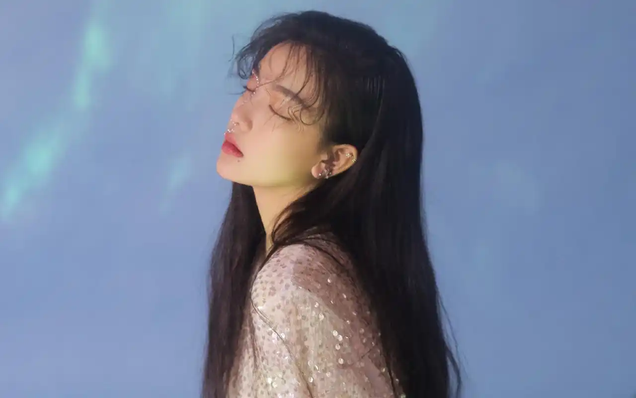 冷艳美女忧郁高清桌面壁纸