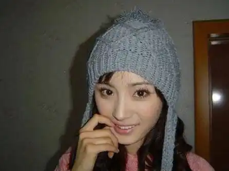 杨幂学生时代照片:吐舌卖萌可爱十足,女神当年也青涩_齐刘海_带着_样