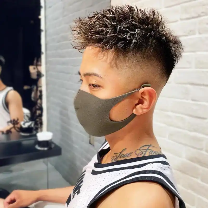 钢夹摩根烫是一种波纹比较小的男士烫发,蓬蓬的很时