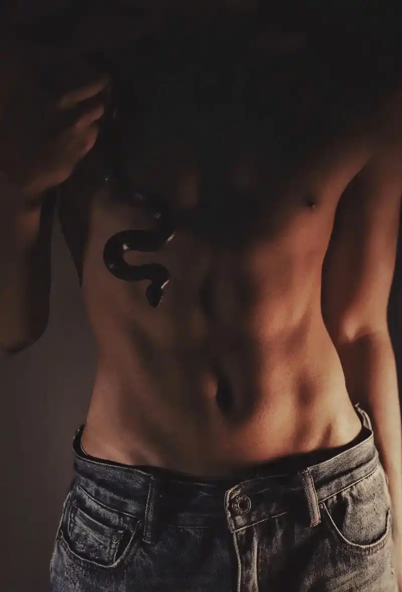 黑蛇与腹肌帅哥.古铜色的小帅哥 #帅哥 #腹肌 #马甲线 - 抖音