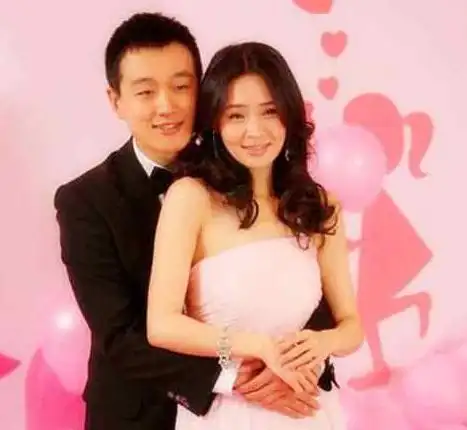 她放弃外交官改做演员,出道14年无绯闻,38岁被老公宠成公主