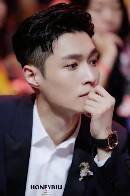 不同款式的黑西装时而优雅时而霸气,张艺兴真是好迷人的一张脸