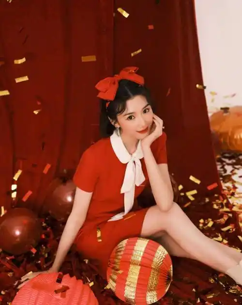 毛晓彤"开春"穿搭太美了,穿红色衬衫裙甜美减龄,像大学生一样