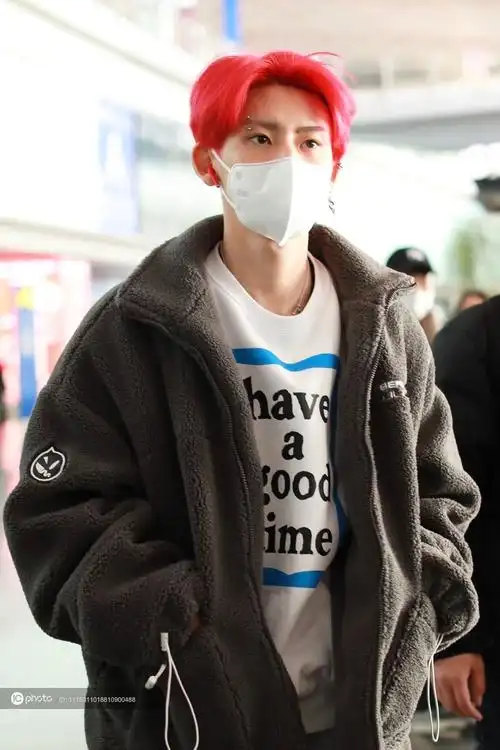 小鬼王琳凯一头红发新年红红火火