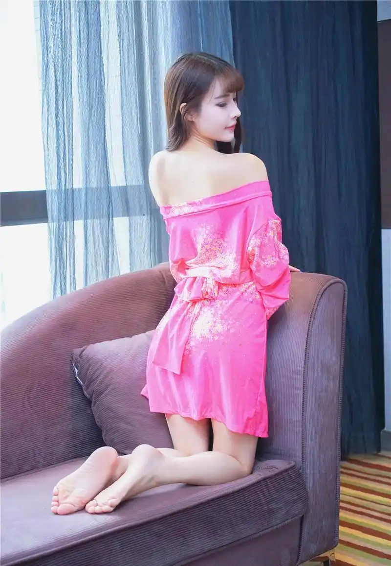 穿睡衣的美女图片